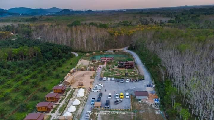 ไร่นาบัวหลวง คาเฟ่ & ฟาร์มสเตย์ Raina Bualuang Cafe & Farm Stay Ban Na No Exteriör bild