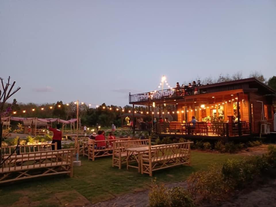 ไร่นาบัวหลวง คาเฟ่ & ฟาร์มสเตย์ Raina Bualuang Cafe & Farm Stay Ban Na No Exteriör bild