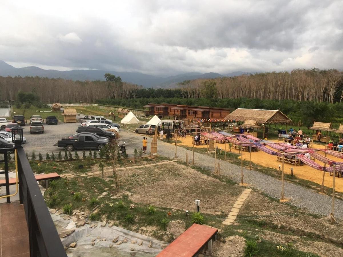 ไร่นาบัวหลวง คาเฟ่ & ฟาร์มสเตย์ Raina Bualuang Cafe & Farm Stay Ban Na No Exteriör bild