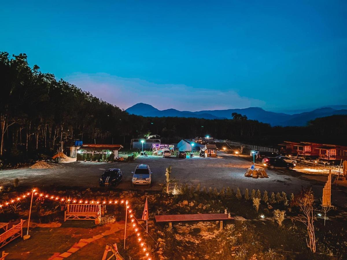 ไร่นาบัวหลวง คาเฟ่ & ฟาร์มสเตย์ Raina Bualuang Cafe & Farm Stay Ban Na No Exteriör bild