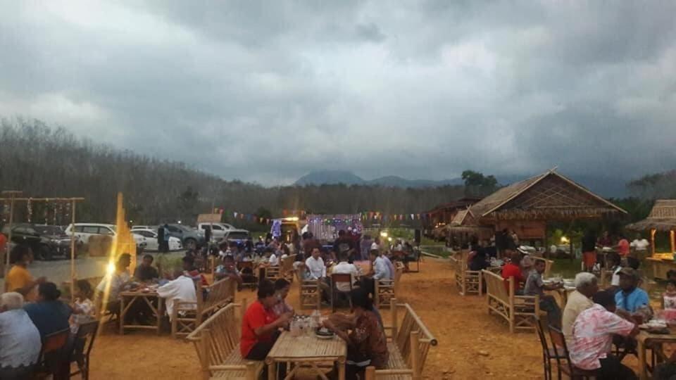 ไร่นาบัวหลวง คาเฟ่ & ฟาร์มสเตย์ Raina Bualuang Cafe & Farm Stay Ban Na No Exteriör bild