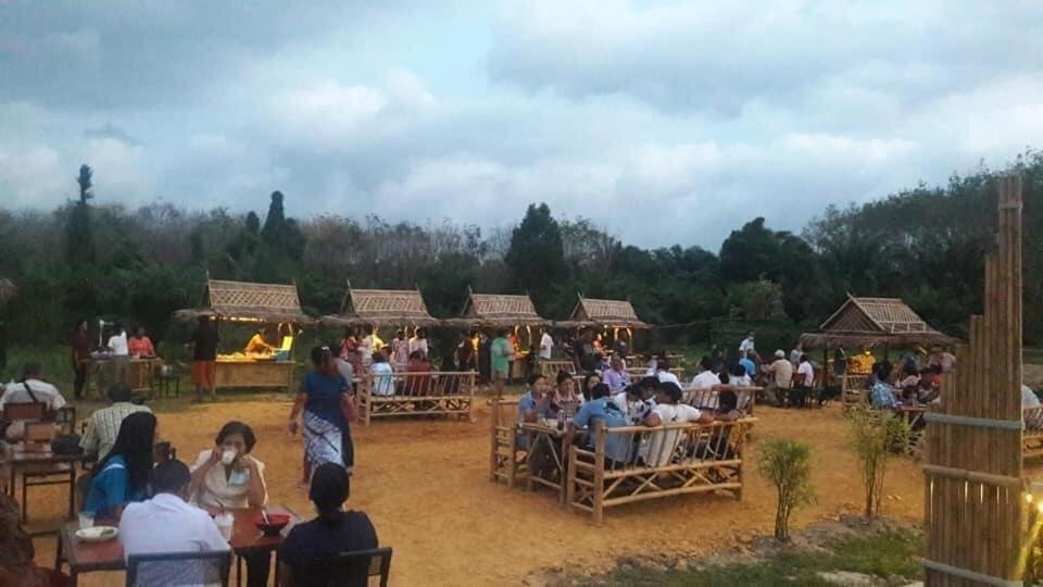 ไร่นาบัวหลวง คาเฟ่ & ฟาร์มสเตย์ Raina Bualuang Cafe & Farm Stay Ban Na No Exteriör bild