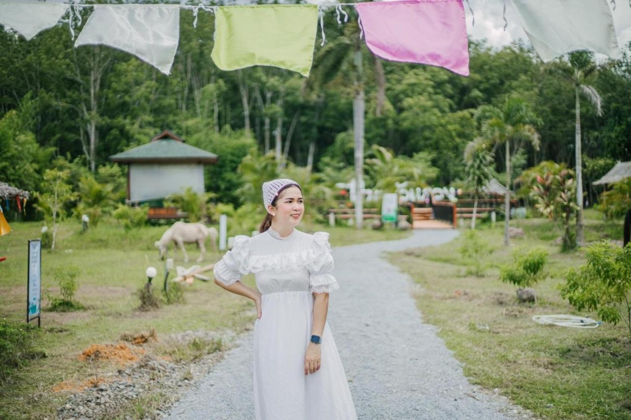 ไร่นาบัวหลวง คาเฟ่ & ฟาร์มสเตย์ Raina Bualuang Cafe & Farm Stay Ban Na No Exteriör bild