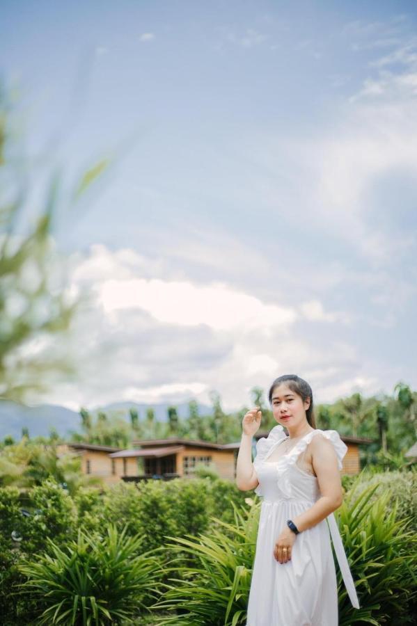 ไร่นาบัวหลวง คาเฟ่ & ฟาร์มสเตย์ Raina Bualuang Cafe & Farm Stay Ban Na No Exteriör bild